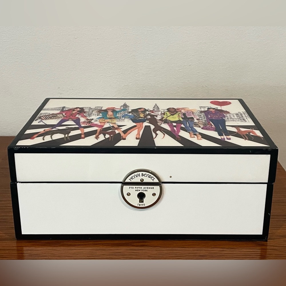 Henri Bendel Lacquered Wood Jewelry Box, w/trays, Izak Illustration, *no key - Picture 4 of 15